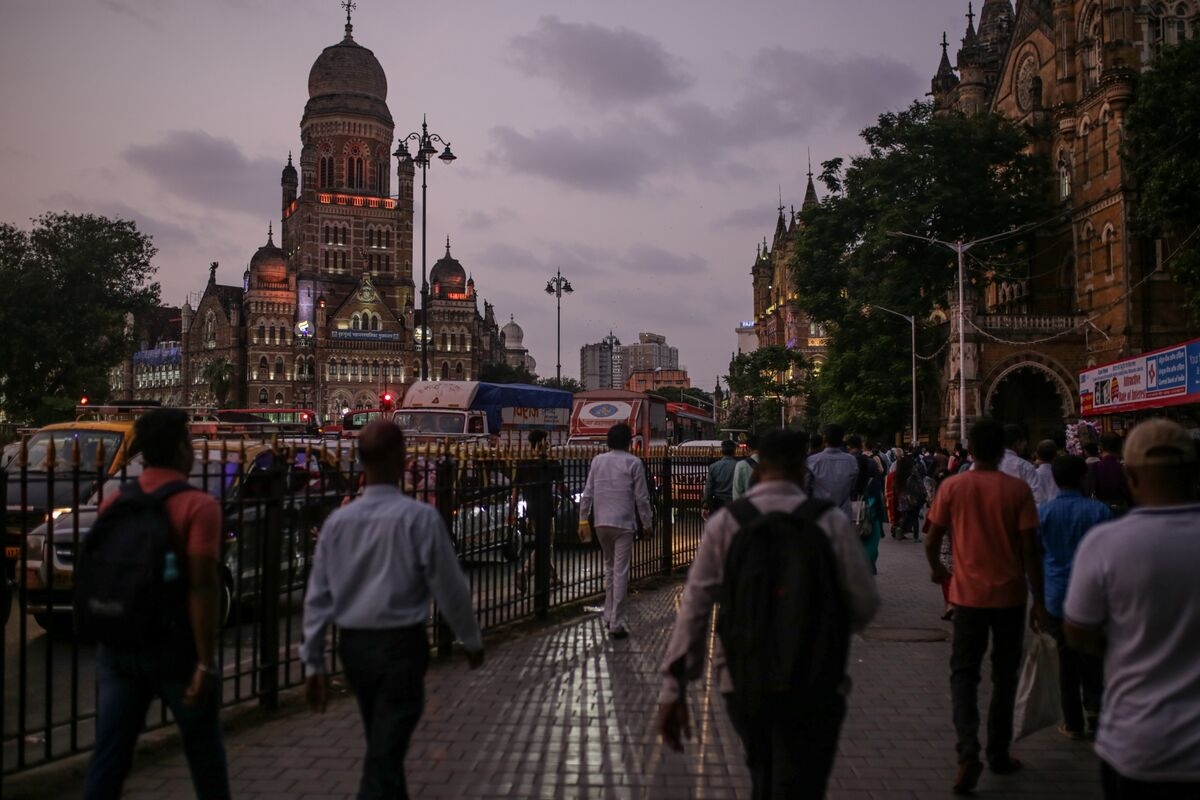 Pay Rises for Top India Bankers Seen Widening Gap With Hong Kong