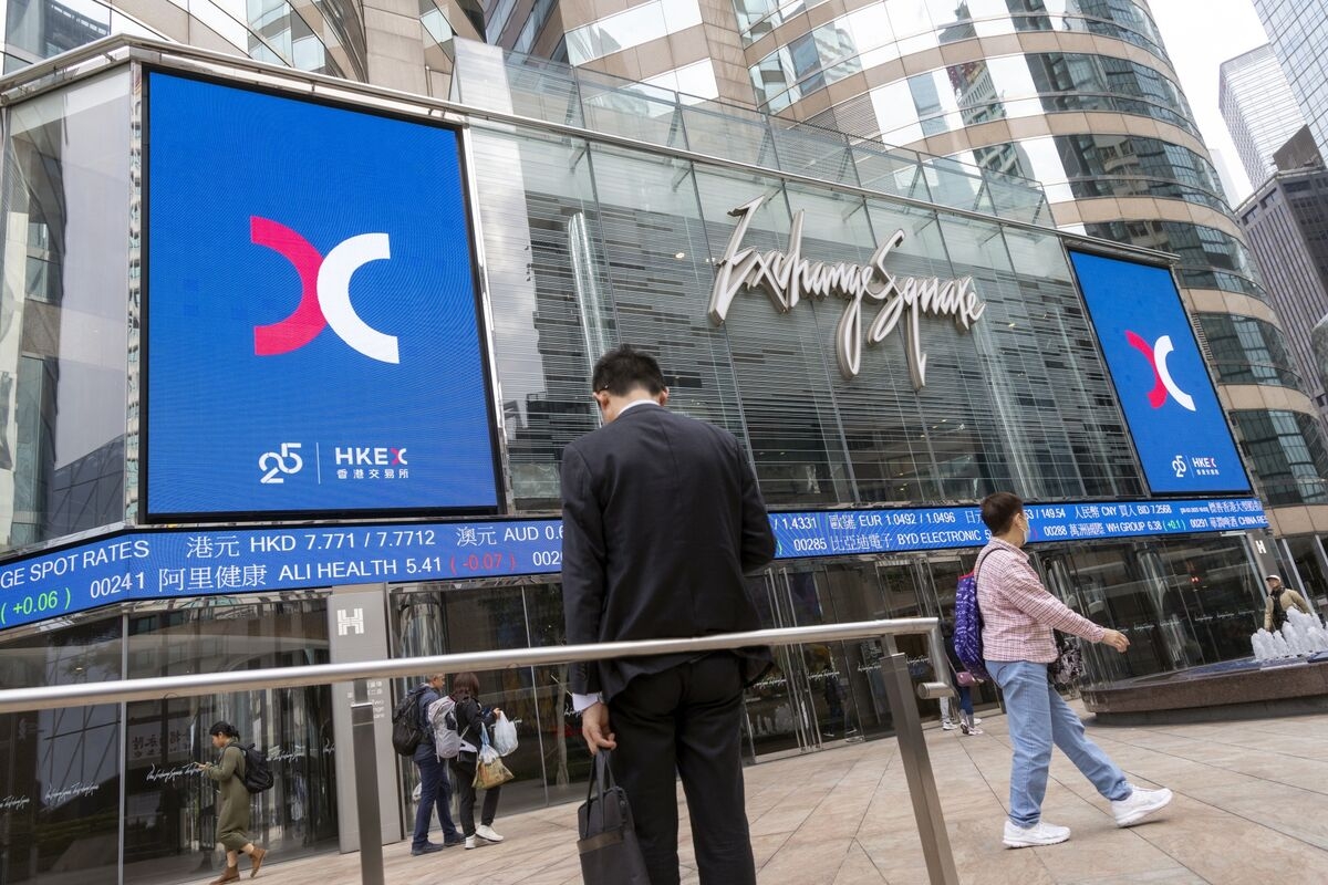 Chinese Shares Slide in Hong Kong on Renewed Trade Uncertainties