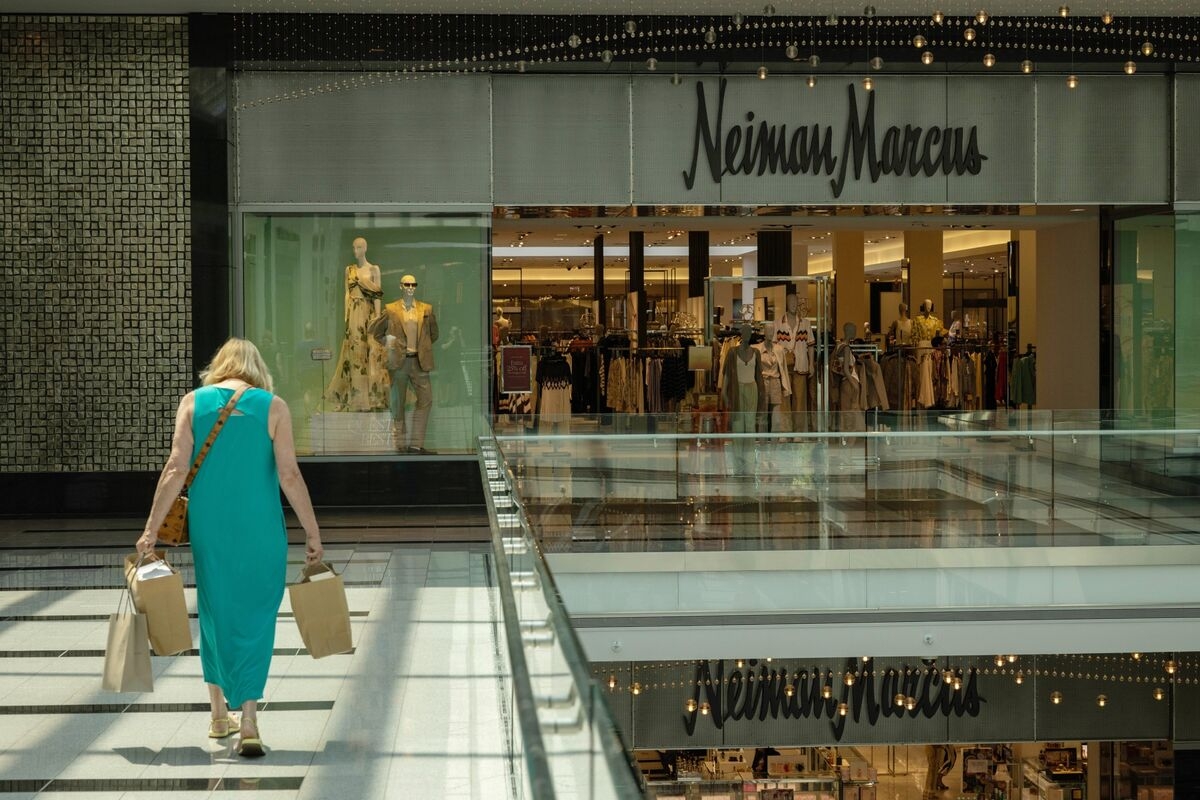 Saks Reveals $100 Million Loss in No-Questions Creditor Call