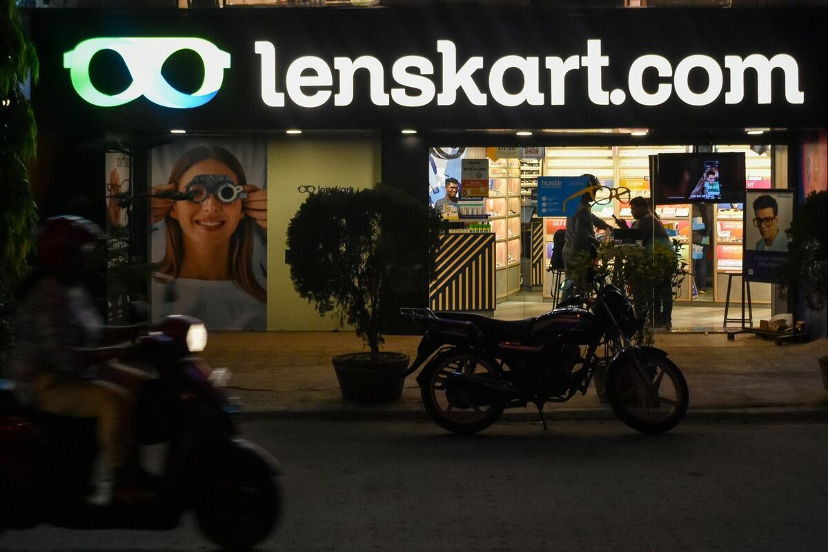 Softbank-Backed Lenskart Said to Near Filing for $1 Billion IPO