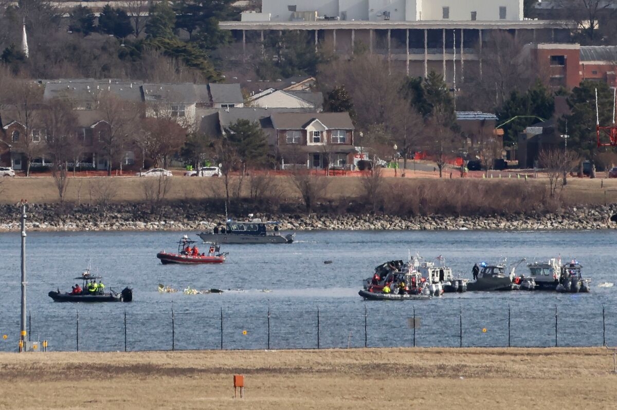 Democrats Unveil Bill Responding to Midair Collision Near DC