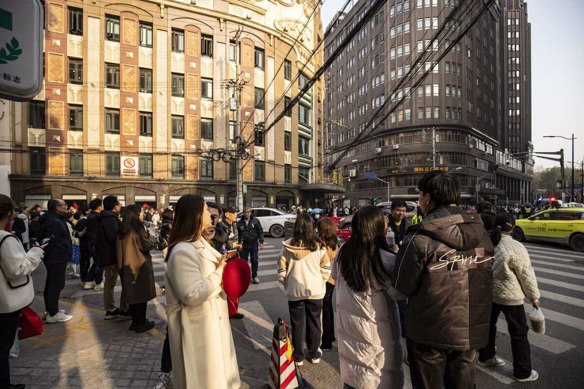 China Holiday Spending Shrinks as Consumer Sentiment Stays Weak