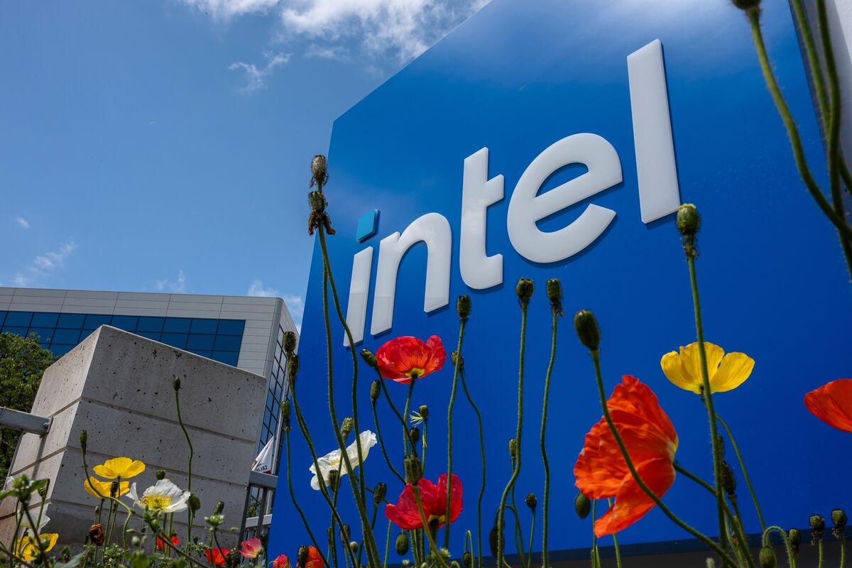 Intel's $25 Billion Rally Sends Valuation to Dot-Com Era Levels