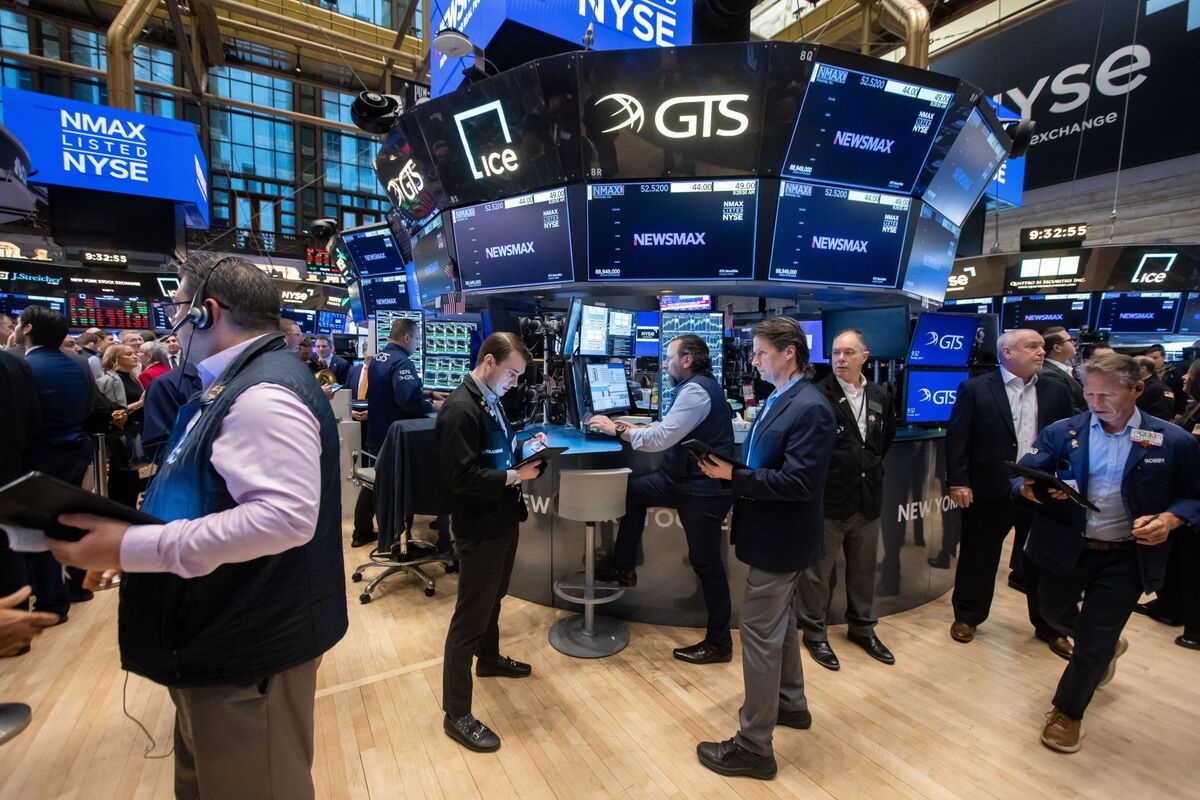 Retail Traders Buy Into Tariff Rout, Snapping Up Tech Favorites