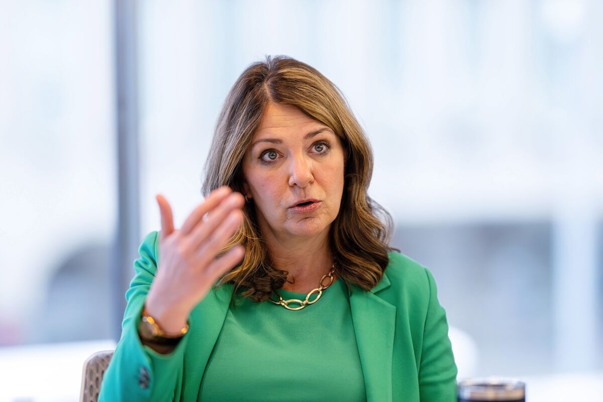 Alberta Premier Warns Carney He Must Act to Quell Separatist Threat