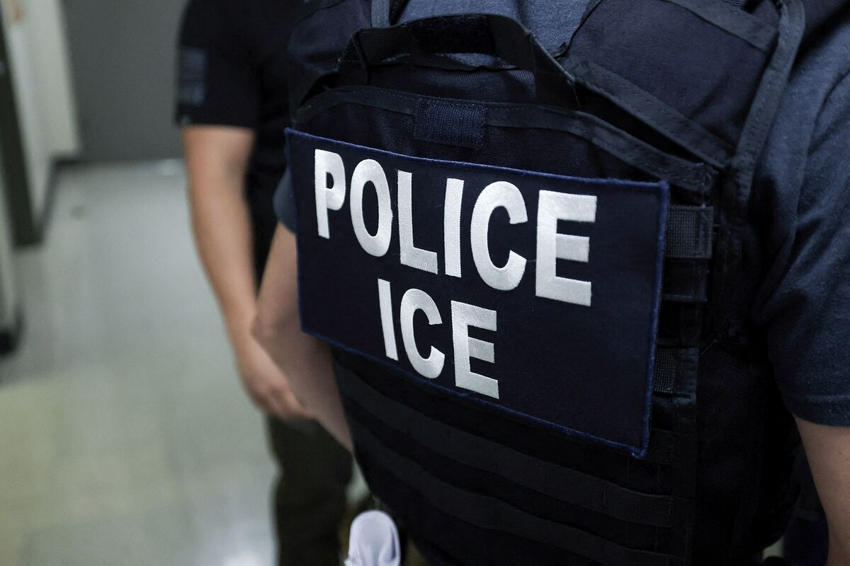 Trump Dangles $50,000 Bonuses, Debt Relief in ICE Staffing Push