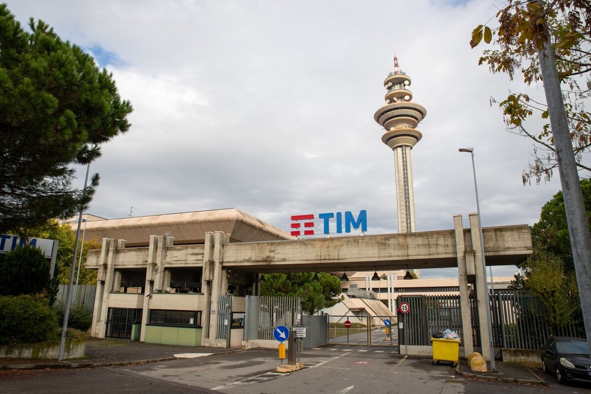 Vivendi Cuts Telecom Italia Stake, Starting Long-Planned Exit