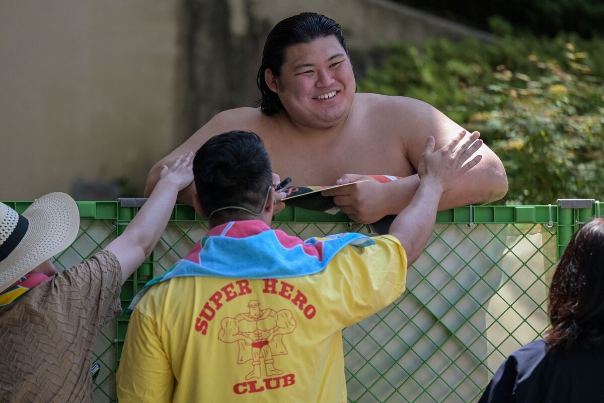 Japan's National Sport Wrestles With a Generational Change