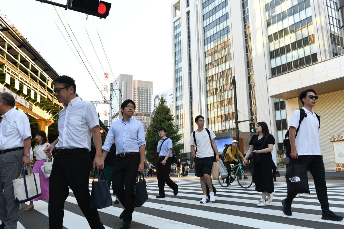 Japan Ruling Party Makes Election Pledge of 50% Pay Rise by 2040