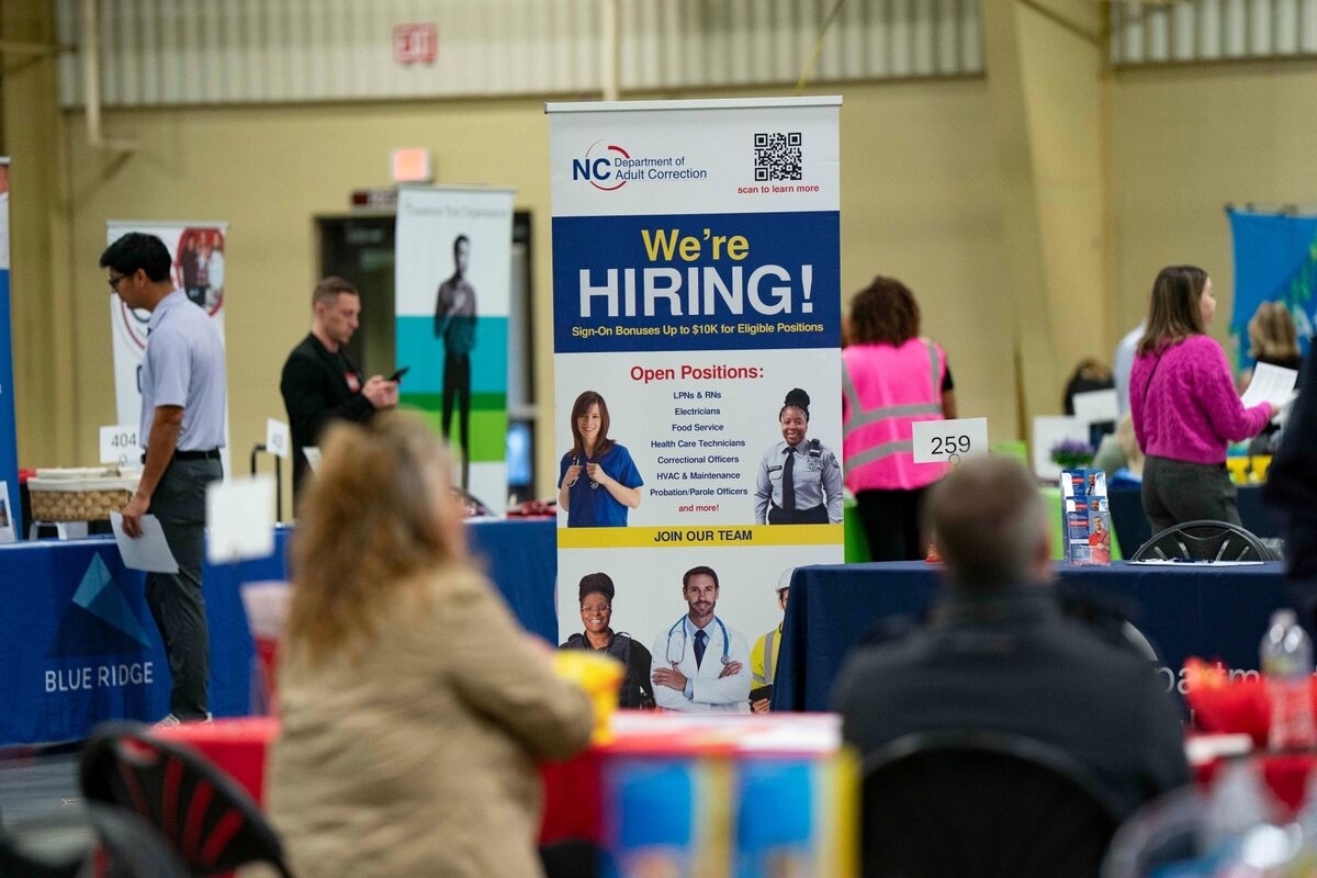US Job Openings Unexpectedly Increase to 7.39 Million
