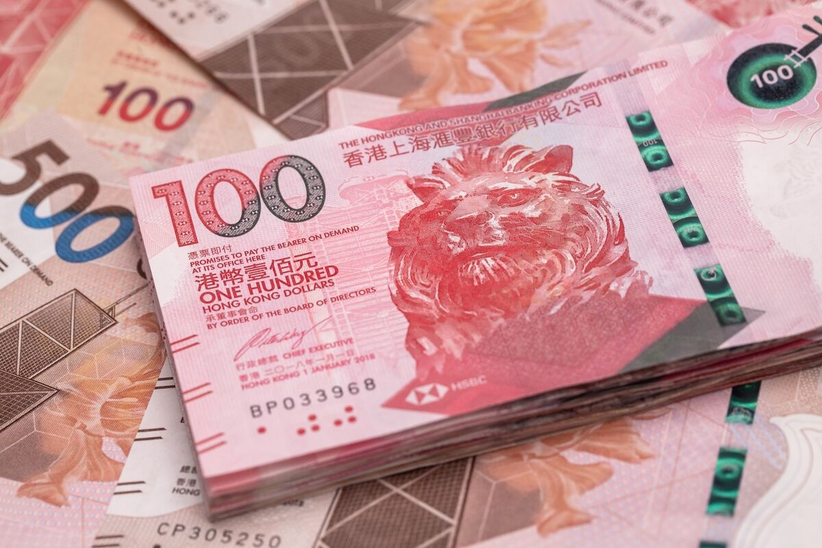 Hong Kong Dollar Falls Toward Weak End of Band on Carry Allure