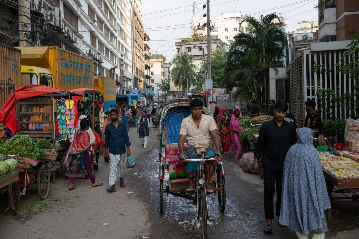 Bangladesh Narrows Fiscal Deficit, Cuts Spending in Budget