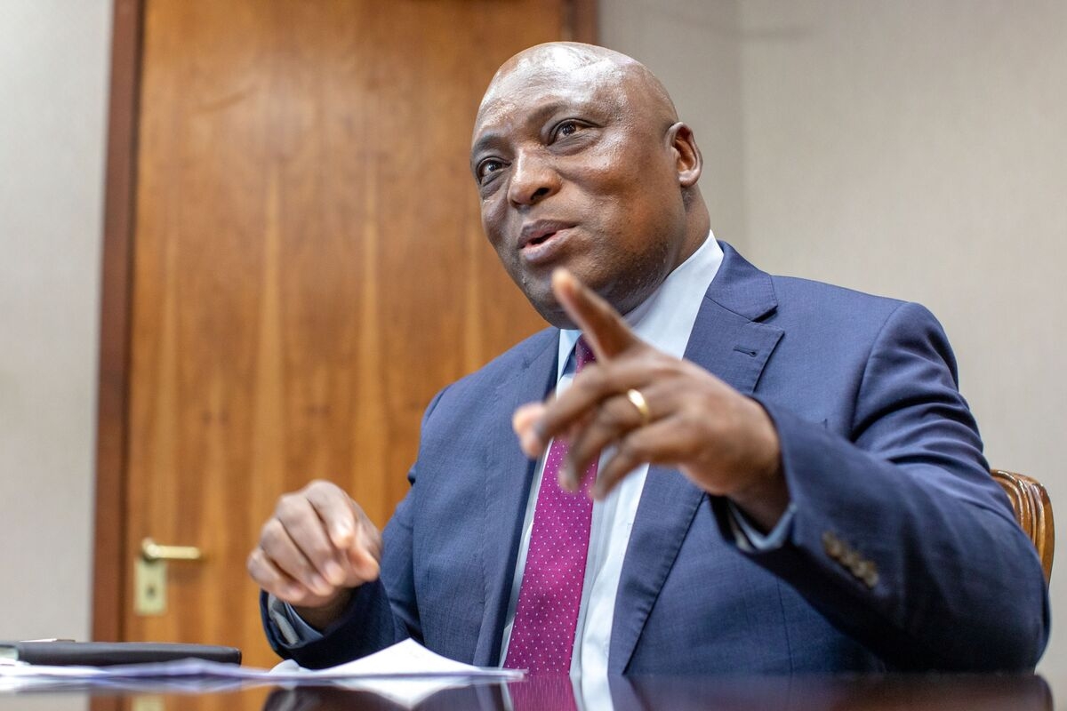 Wary of Global Tensions, Zimbabwe Holds Interest Rates at 35%