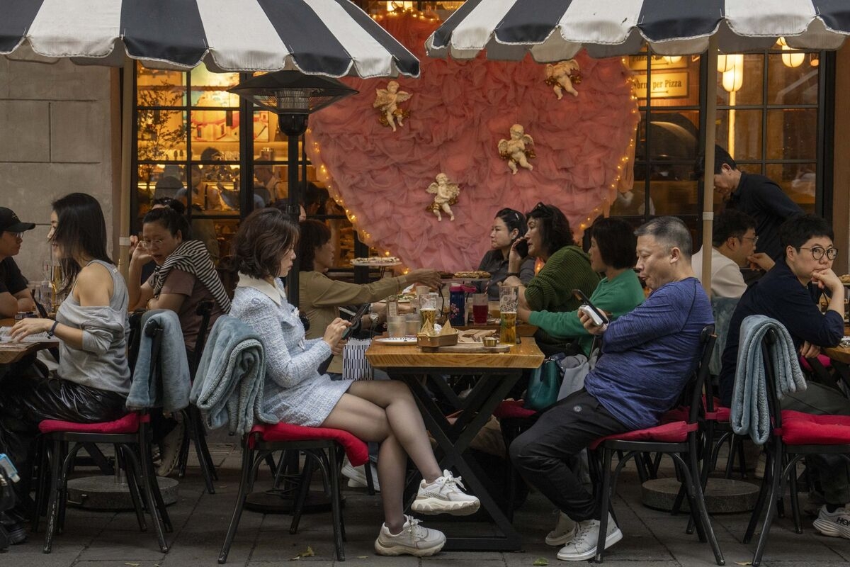 Roach Casts Doubt on China Consumer Pivot as ‘More Slogans'