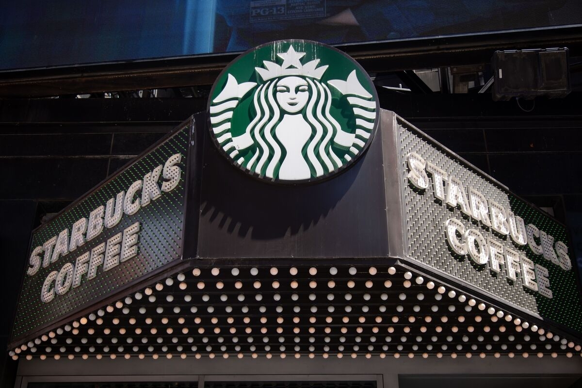 Starbucks Adding Assistant Managers to Run Stores More Smoothly