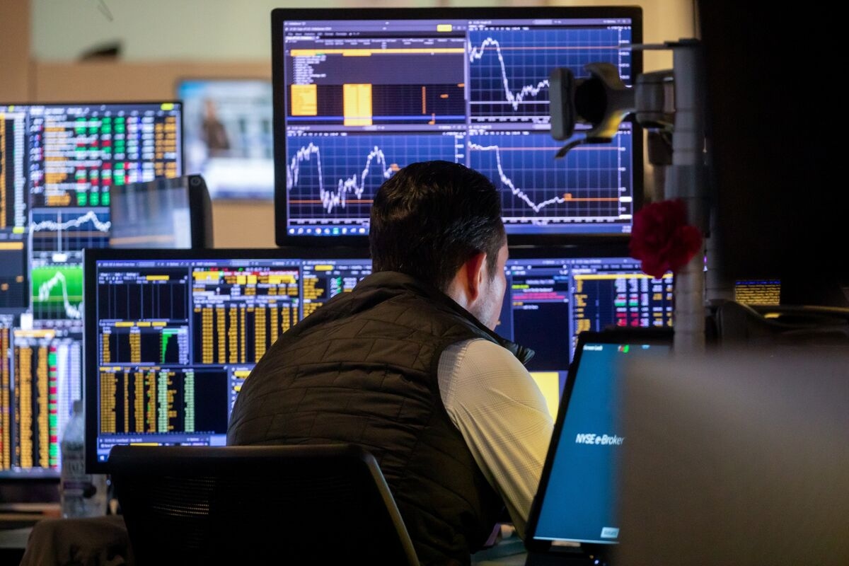Private Equity's Courtship of Retail Investors Irks Pensions, Endowments