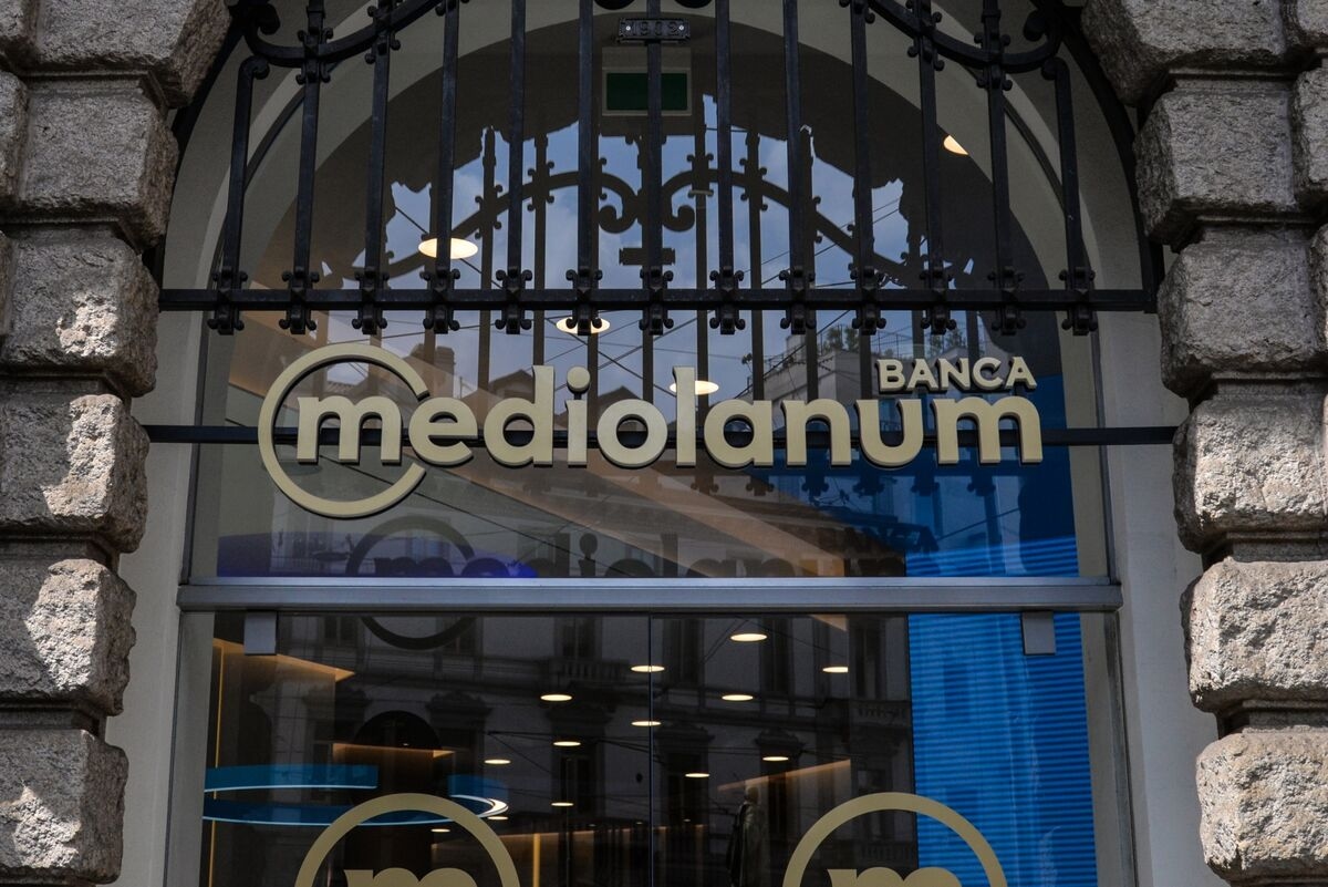 Mediolanum Is Selling Its 3.5% Mediobanca Stake Amid Paschi Bid