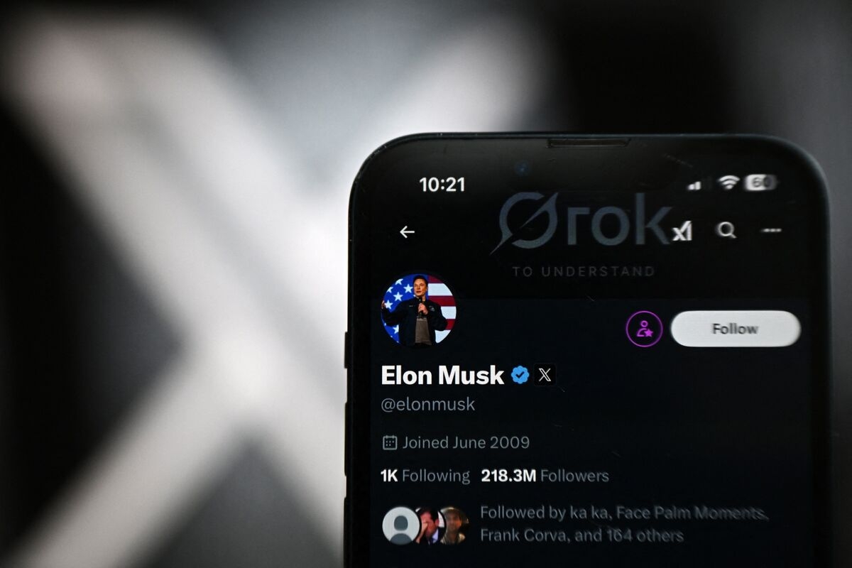 Musk's X Aims to Soothe EU Regulators With Blue Check Disclaimer