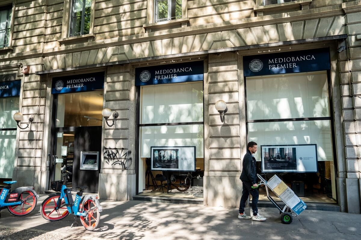 Mediobanca May Delay Vote on Banca Generali Bid, Repubblica Says