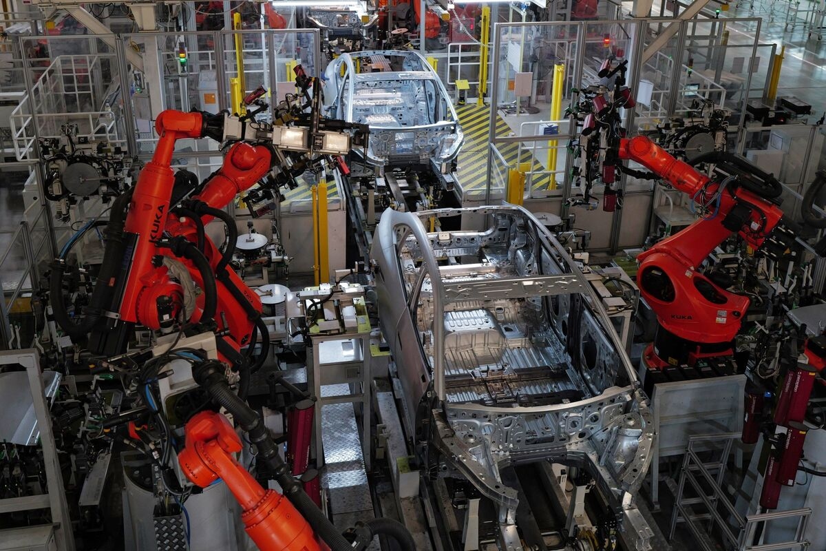 Xi Wonders If All Chinese Provinces Need to Flood Into AI, EVs