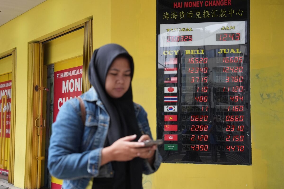 Indonesia ‘Far From' 1998 Crisis Despite Rupiah Slump, Central Bank Says