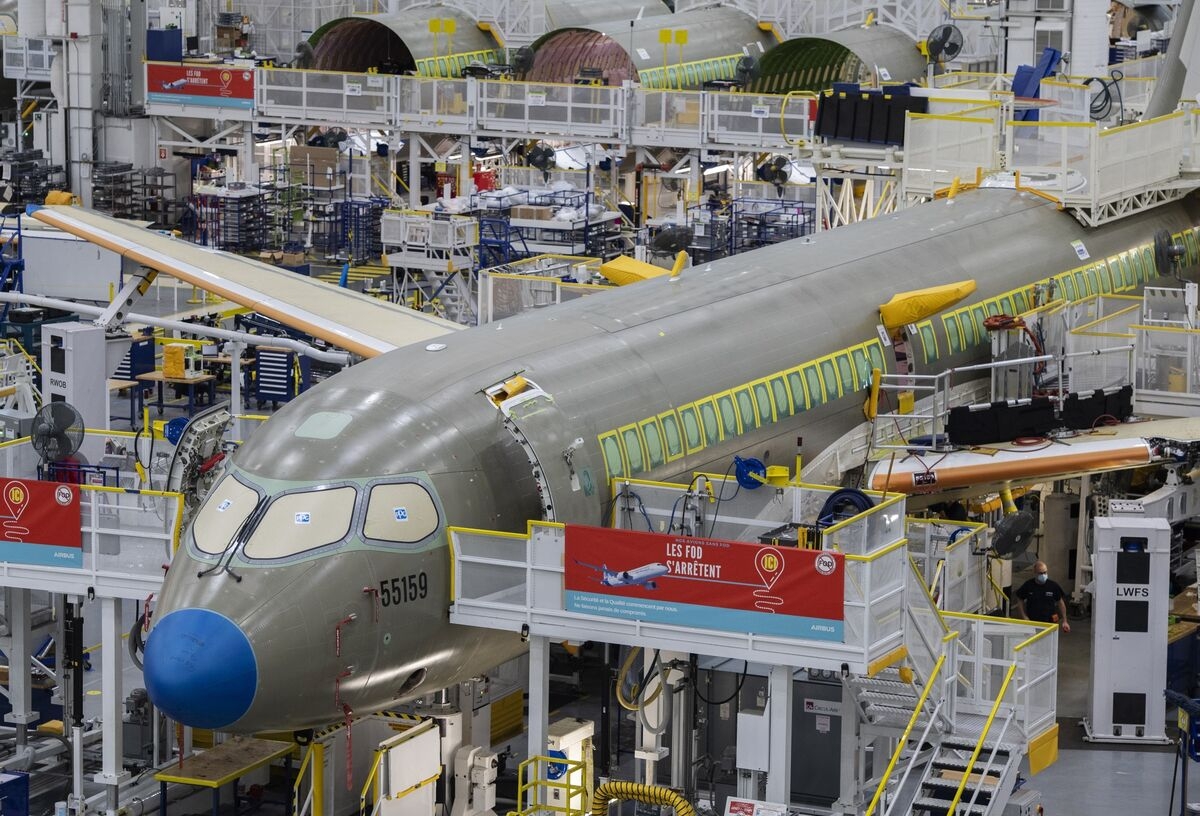 AirAsia's 100-Jet Paris Order Pits Airbus A220 Against Embraer