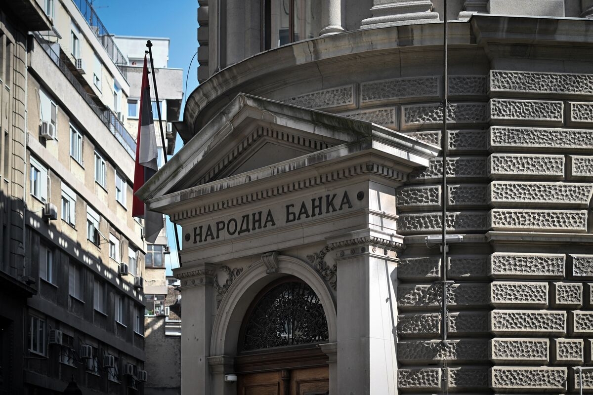 Serbia Unexpectedly Holds Rates as Caution Trumps Slowing Growth