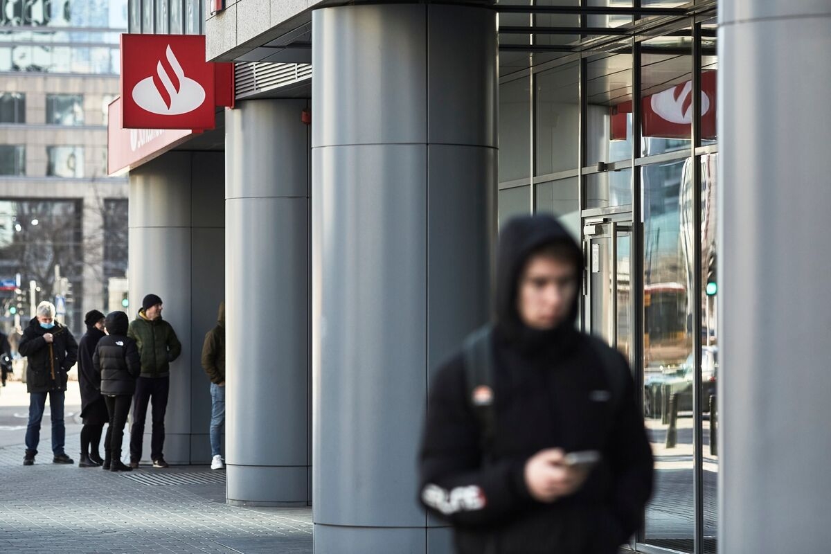 Santander Sells 49% in Polish Unit to Erste for €6.8 Billion