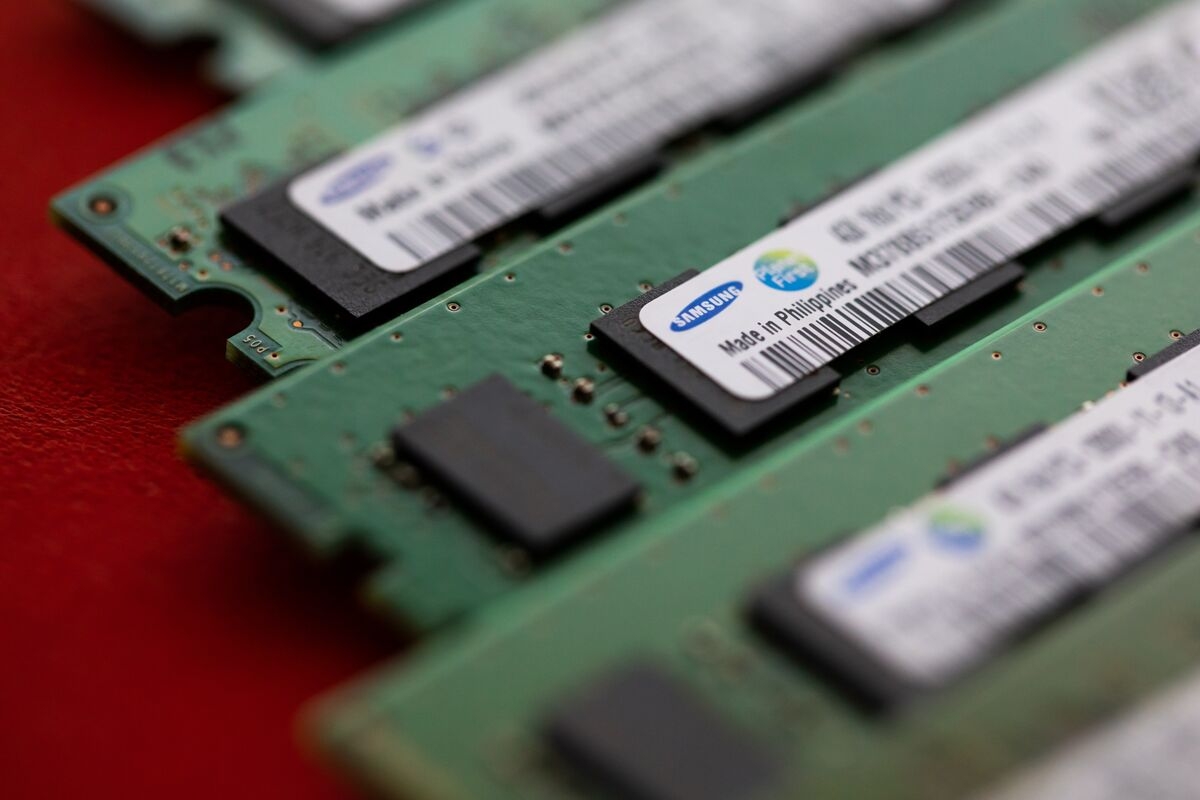 Samsung's Chips Business Beats Estimates After Stockpiling Push