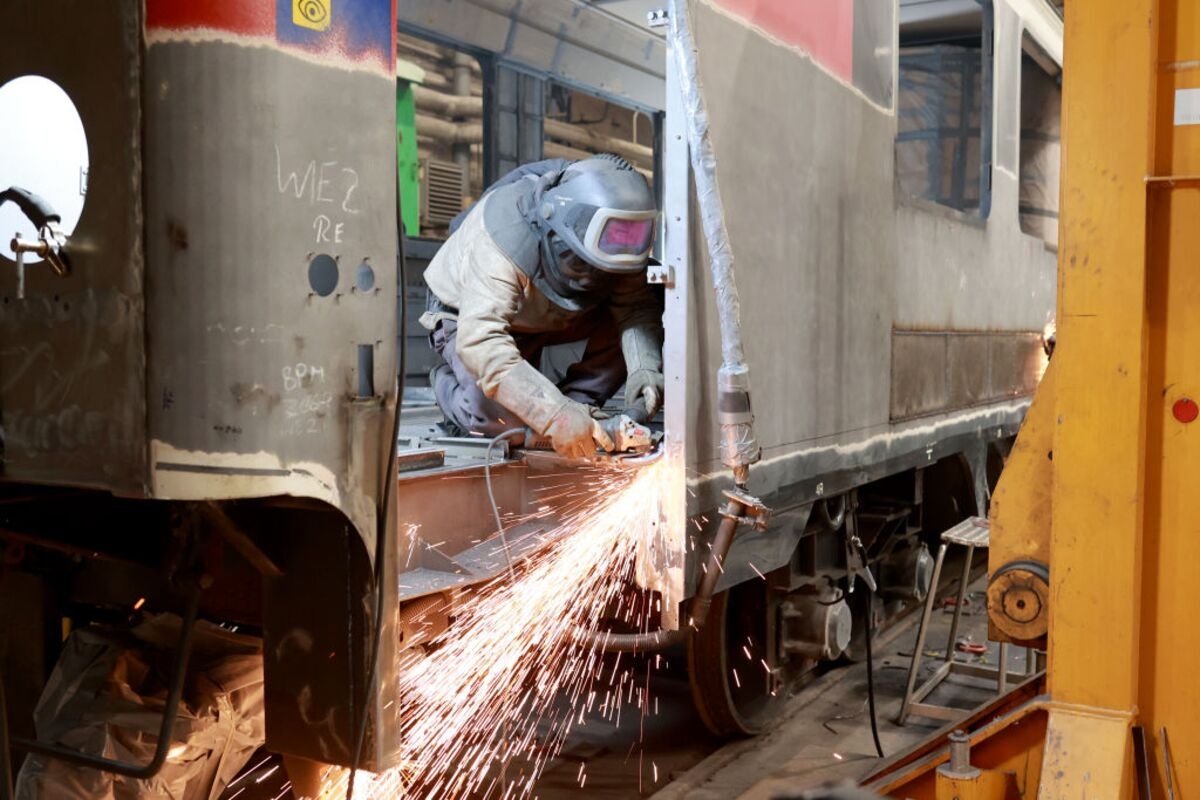 German Wage Growth Slows Sharply as Economy Struggles to Grow
