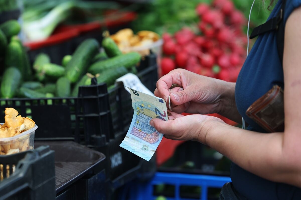 ECB Says Consumers' Inflation Expectations Eased in June