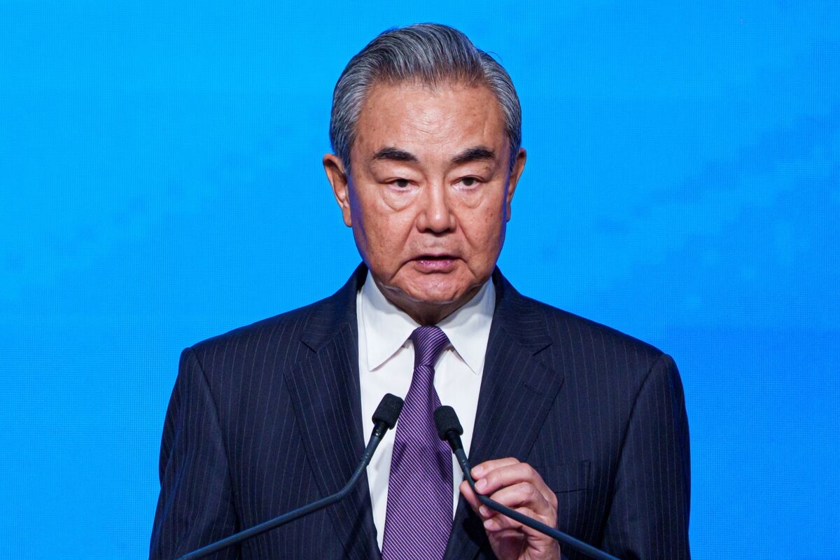 Wang Yi Urges Global Dialog as China Backs Hong Kong for Mediation Hub