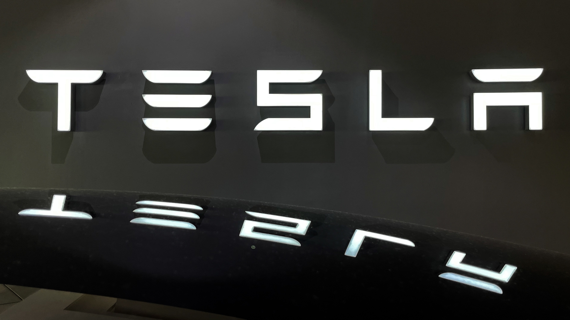 Tesla Stock Rises on Musk's Commitment to Stay as CEO