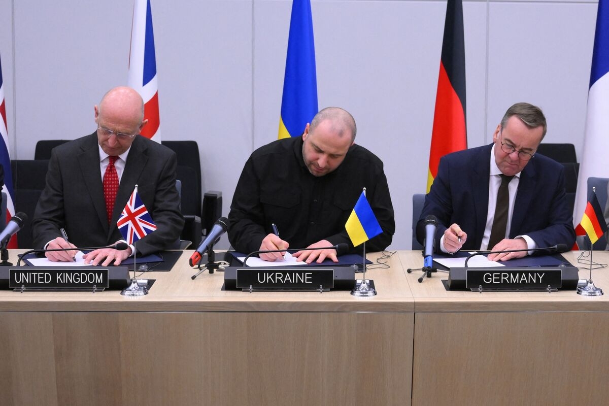 Hegseth Keeps Distance From Predecessor's Ukraine Support Group