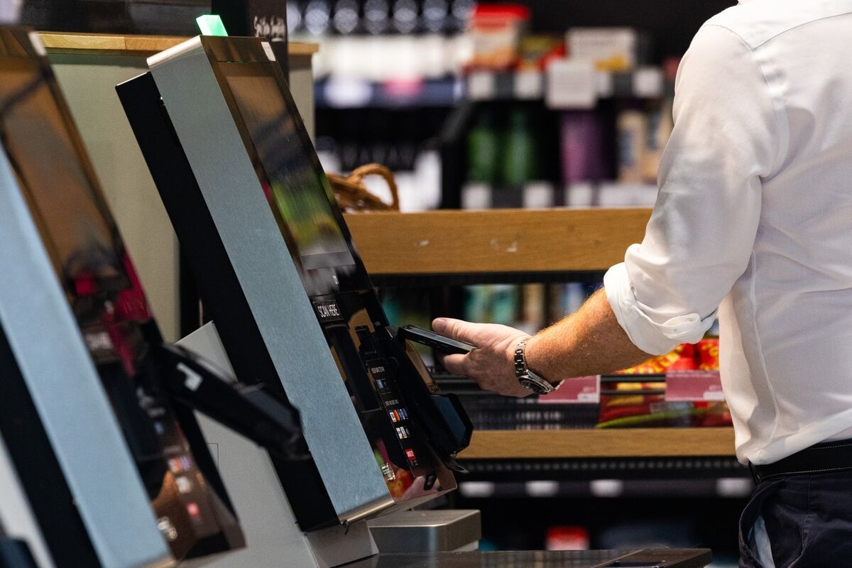 UK Retail Sales Plunge 2.7% in Worrying Sign for Economic Growth