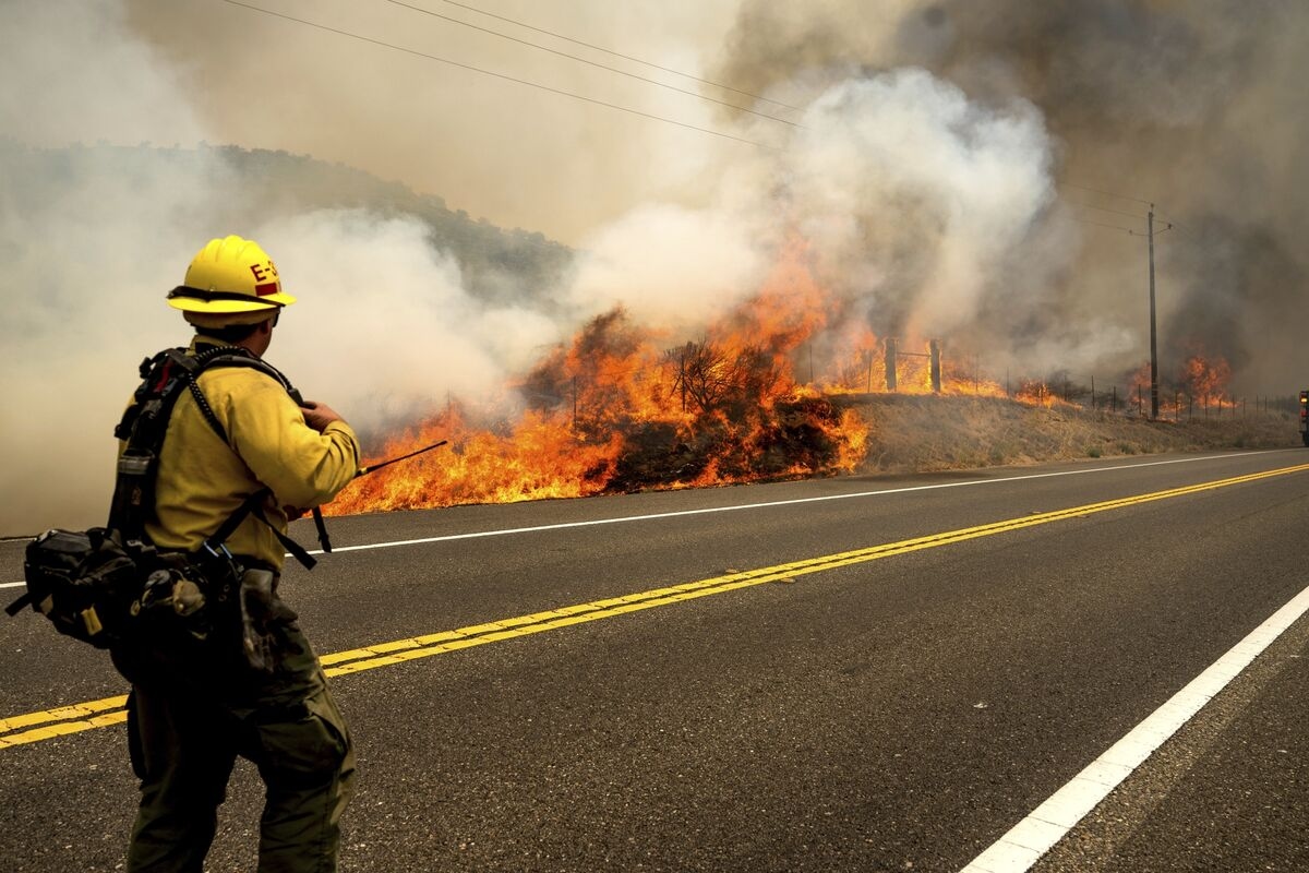 California Firefighters Contain 40% of Biggest Fire of Year