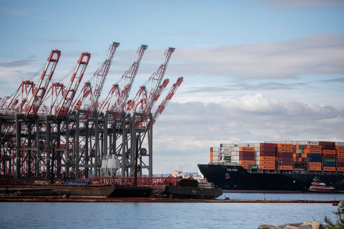 Options Signal More Earnings Season Swings on Tariff Turmoil