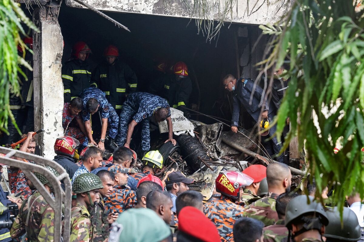 Chinese-Made F-7 Jet Crashes on School in Bangladesh, 16 Killed