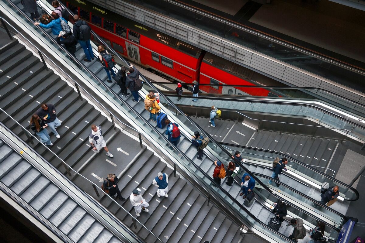 German Coalition Risks Conflict Over Contentious Minimum Wage