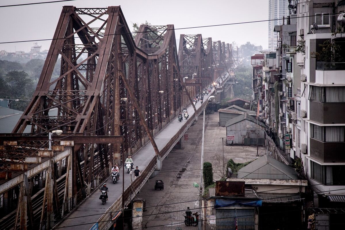 Dong Weakness Grows as Vietnam Boosts Infrastructure Spending