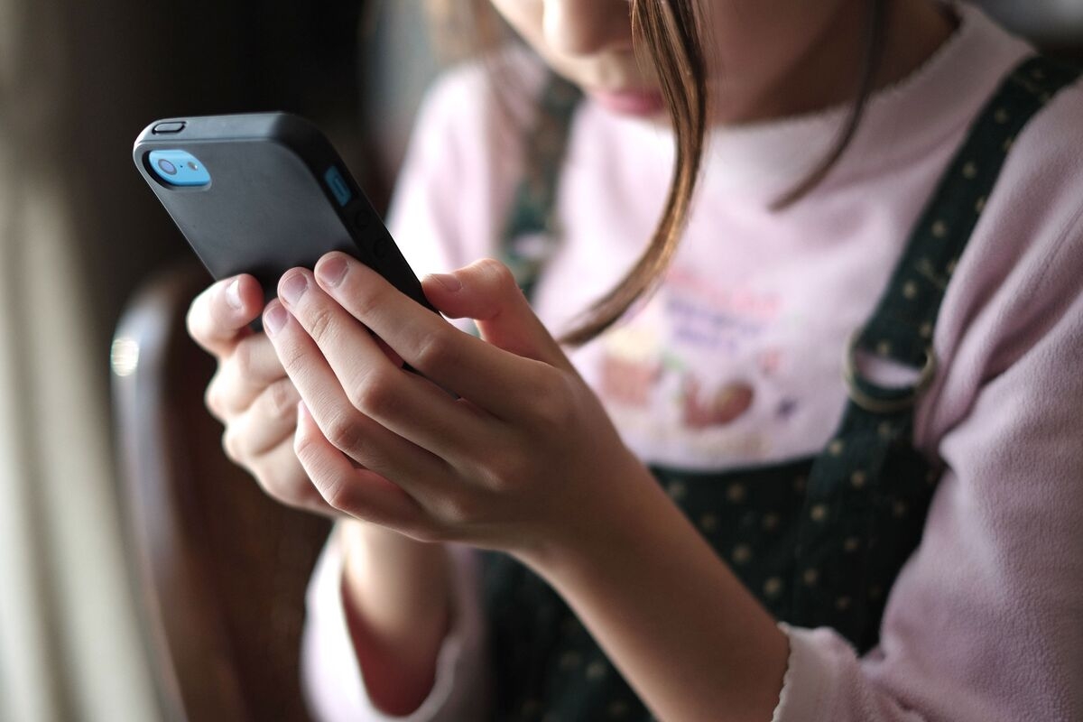 France and Spain Want to Impose Age Limits on Social Media Networks