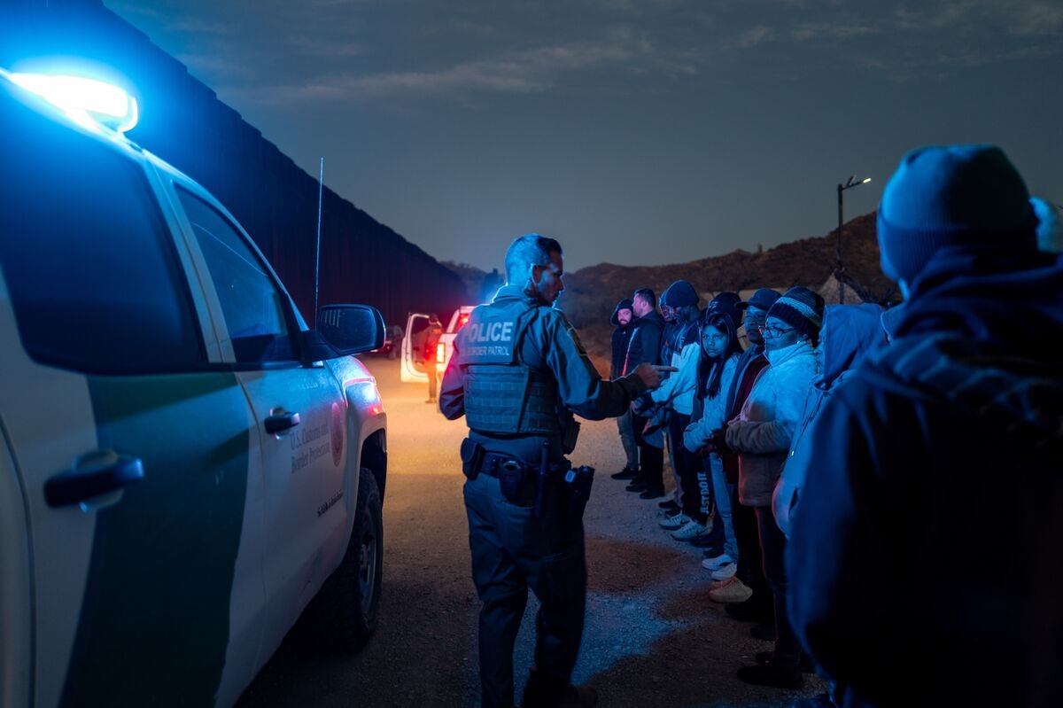 Trump to Force Migrants to Join Registry or Face Fines, Prison