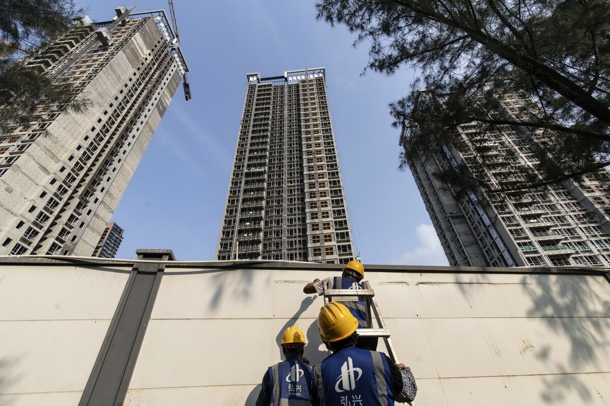 China Home Sales Slump Drags On as Deflation Eats Into Incomes