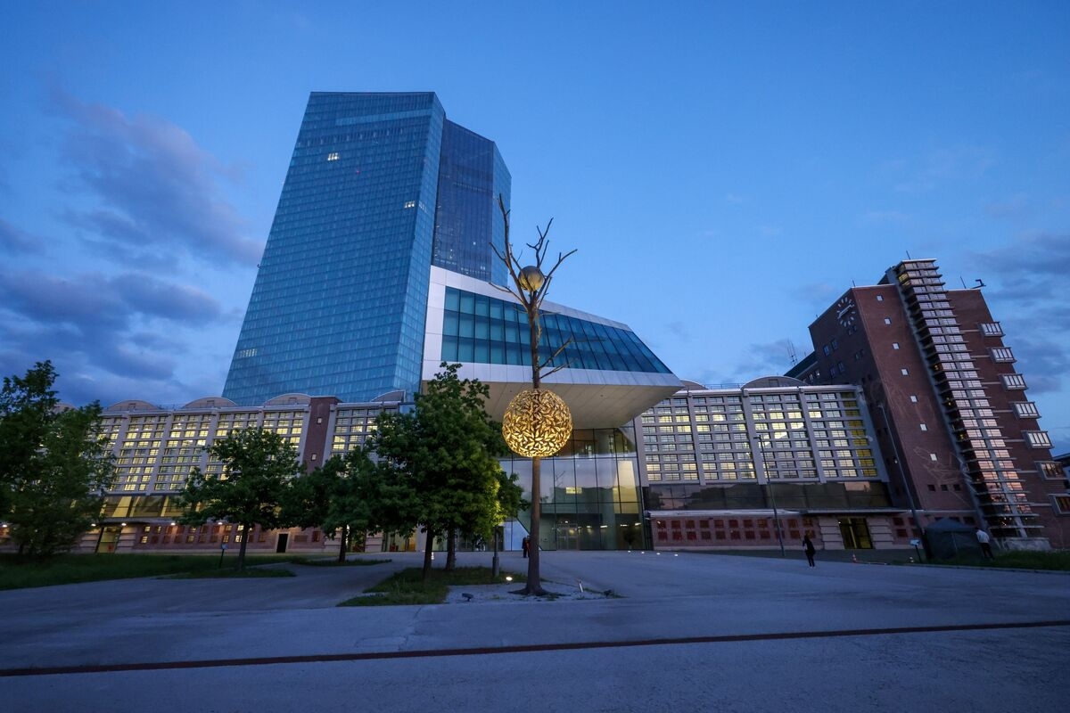 ECB Faces Greater Risk Inflation Will Undershoot 2%, Simkus Says
