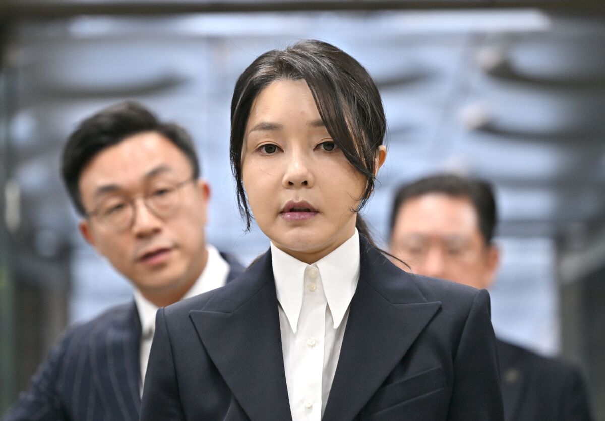 South Korea Prosecutors Arrest Ex-First Lady in Corruption Probe