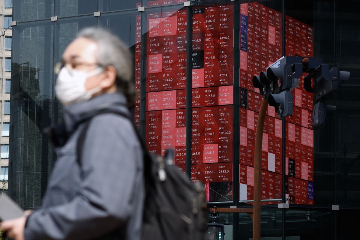 Japan's Buffett-Backed Trading Houses Brace for Tariff Impact