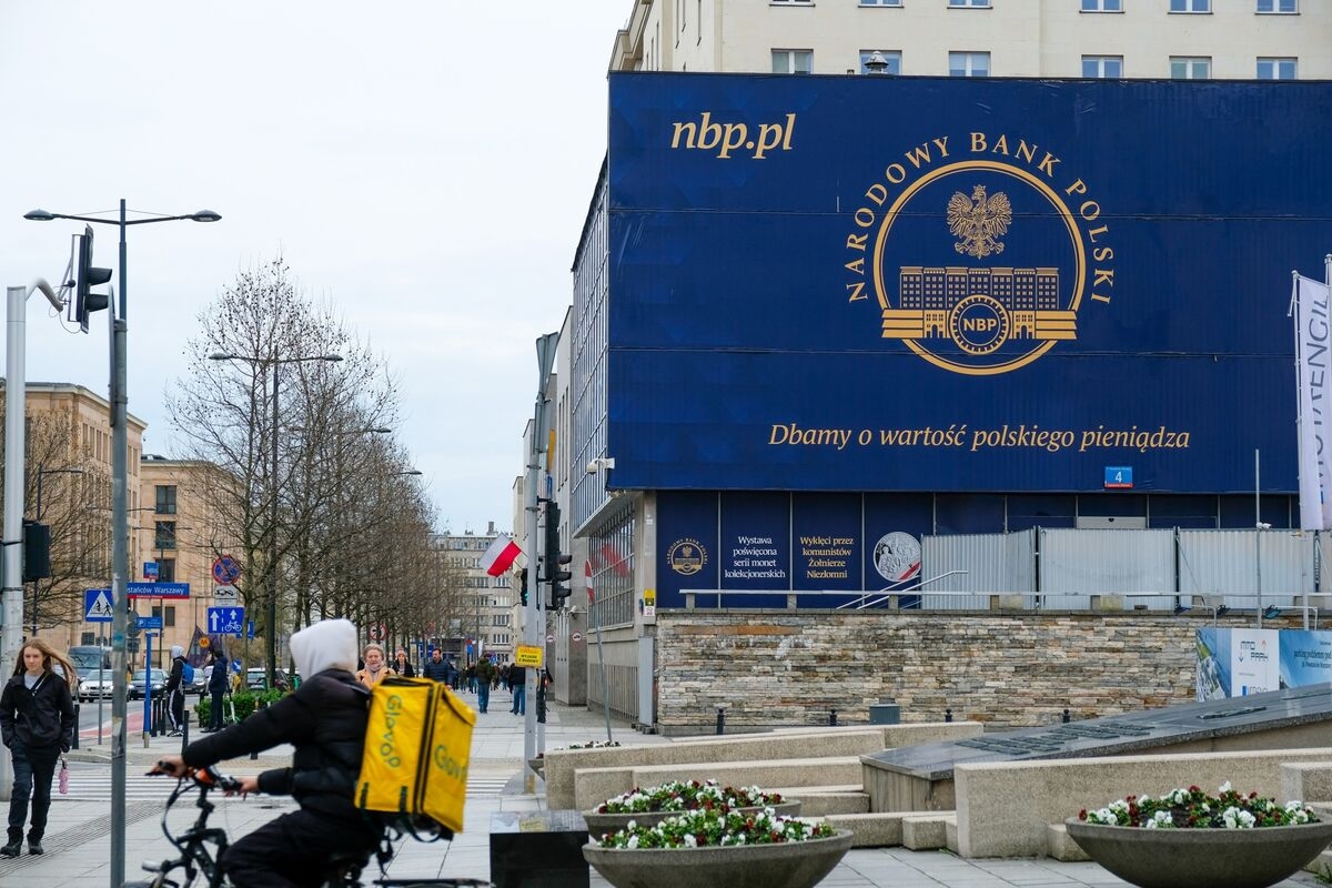 Poland Cuts Rate for First Time Since 2023 With Election Looming