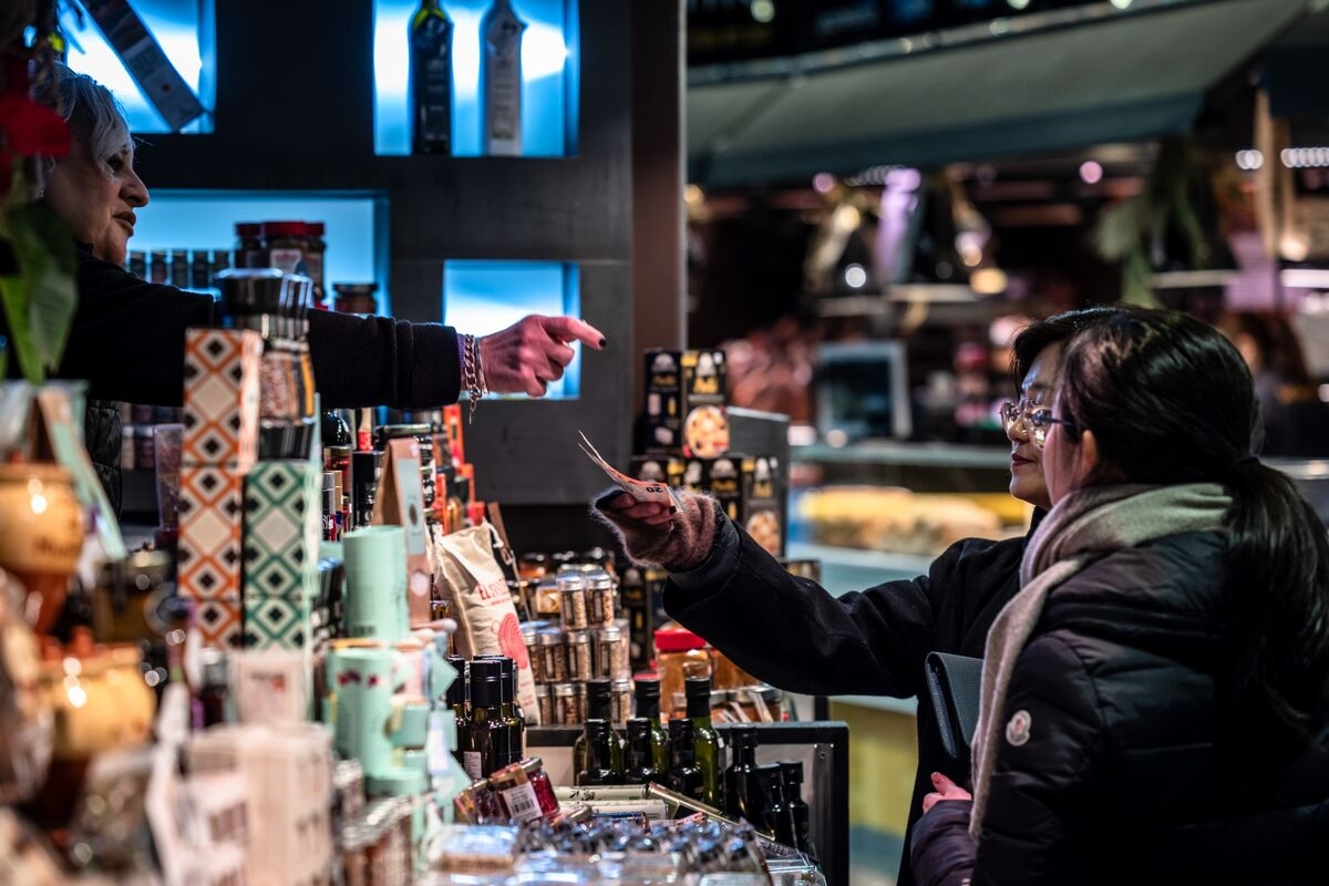 Spanish Inflation Cools More Than Expected, Backing ECB Cut