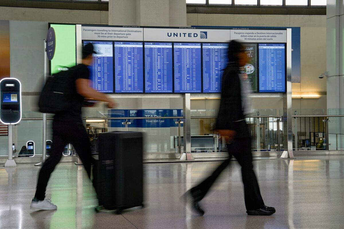 United Air Says Newark Disruptions to Cut Into Quarterly Profit