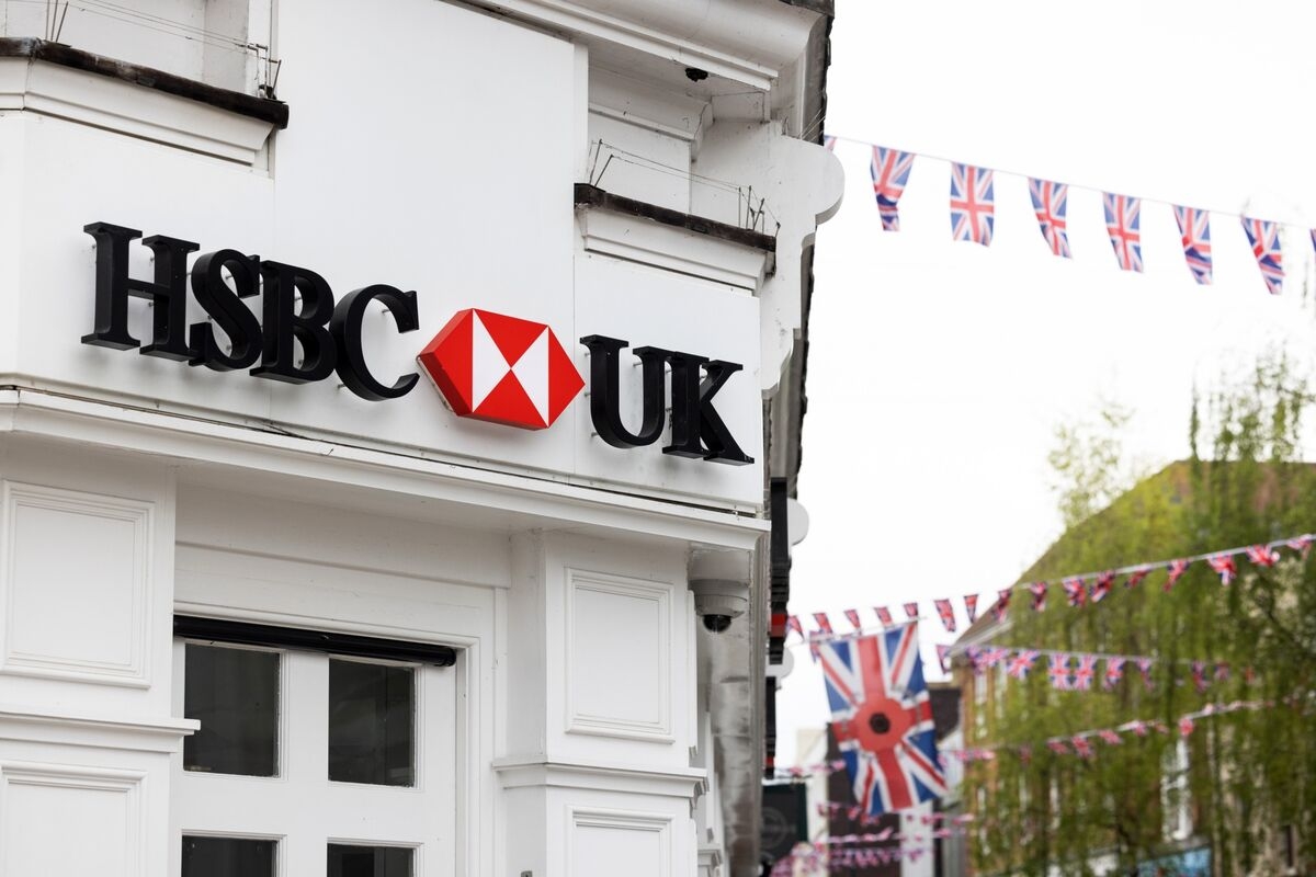HSBC Links UK Retail Staff Bonuses With Return-to-Office Mandate